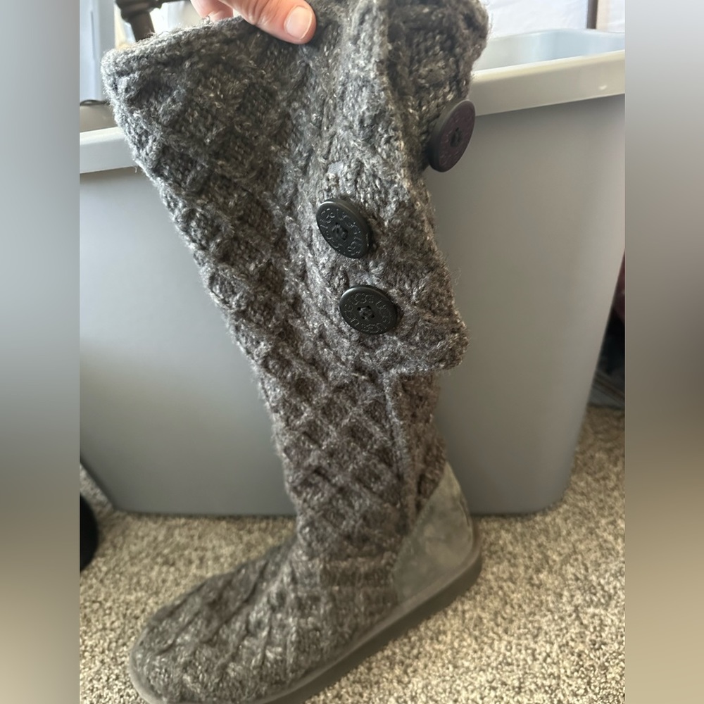 UGG Sweater boot size 9.